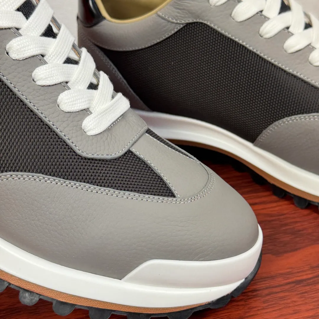 Batch 740 HERMES/Hermès men’s new sports shoes, rhythmic casual shoes: crafted with luxurious materials, luxurious walking experience! The upper is made of top-grade calfskin, with a fine texture like silk caressing the fingertips. The flexible texture is suitable for a variety of scenes; some shoes are integrated with breathable mesh, and the light breathing makes your steps refreshing at all times. The sole is made of high-elastic rubber composite material, and the carefully carved patterns give strong grip, making every step as stable as stepping on the clouds. At the same time, the cushioning and shock-absorbing technology is hidden in it, quietly eliminating the impact of the road. From urban commuting to outdoor walking, Hermès uses luxurious materials and craftsmanship to make every step a double luxury of texture and comfort, showing the brand's ultimate pursuit of details and quality in every inch. Size: 39-40-41-42-43-44 leather shoe size (38.45.46 can be customized) Item number: H25286 leather mesh gray